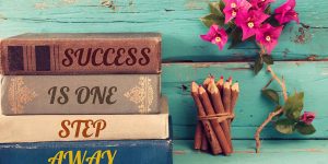 Success is one step away - gestapelte Bücher mit Stiften - 3 goldene Marketing Regeln für deinen Heilpraxis-Erfolg - Britta Wein Marketing & Heilpraxis Coach